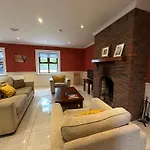 7 Clos Na Feirme Four Bedroom House With Hot Tub *