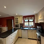 7 Clos Na Feirme Four Bedroom House With Hot Tub Holiday home *