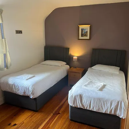 7 Clos Na Feirme Four Bedroom House With Hot Tub Holiday home