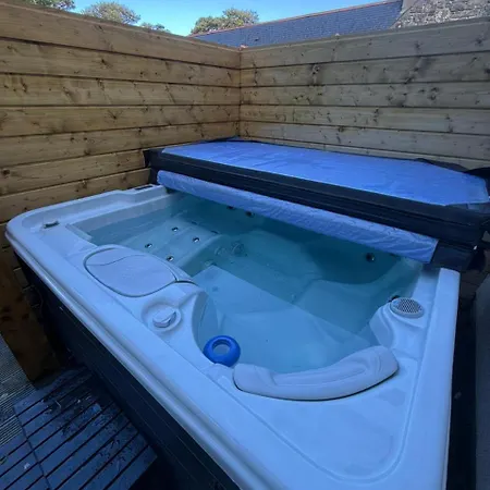 7 Clos Na Feirme Four Bedroom House With Hot Tub * Galway