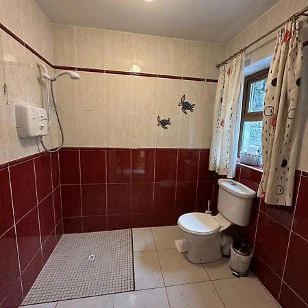 7 Clos Na Feirme Four Bedroom House With Hot Tub * Galway