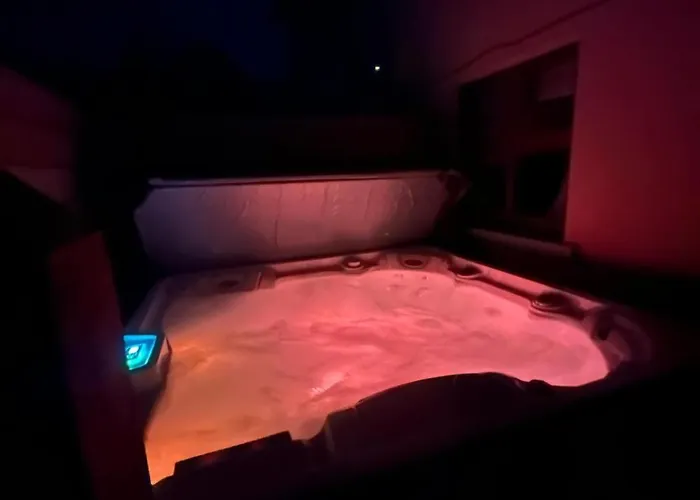 Сasa de vacaciones 7 Clos Na Feirme Four Bedroom House With Hot Tub *